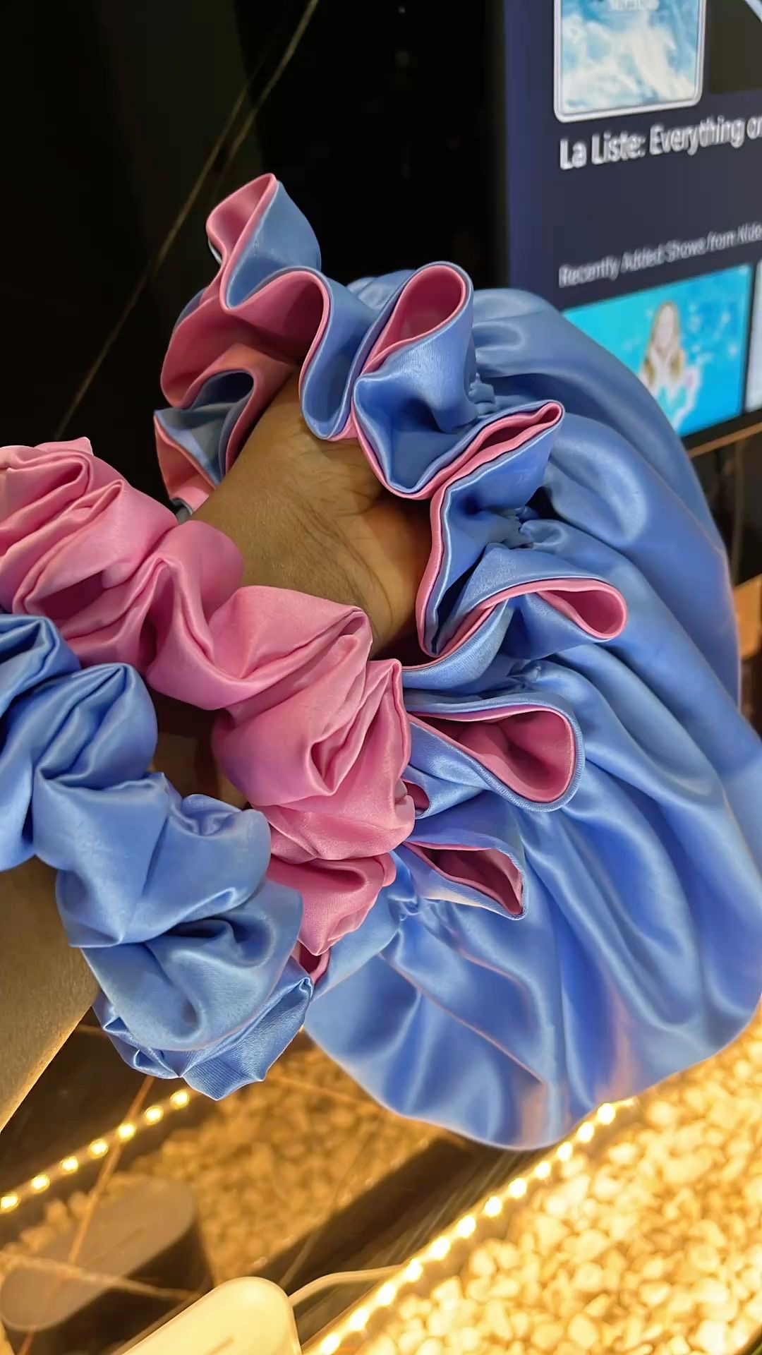 Satin hairbonnet paired with 2 hairscrunchy