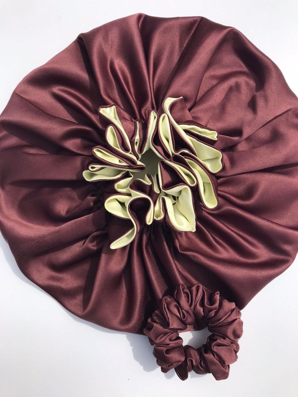 Reversible satin hairbonnet